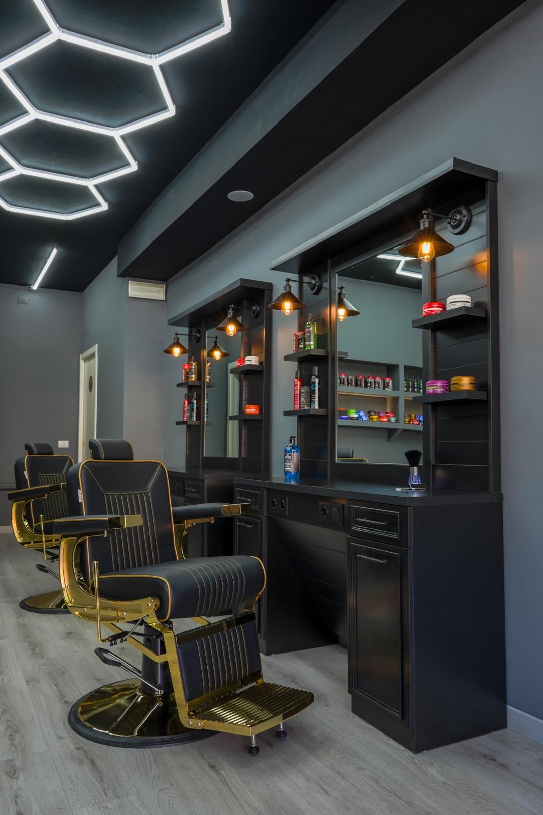 Interno di B&G Barber Shop — poltrone e luci esagonali
