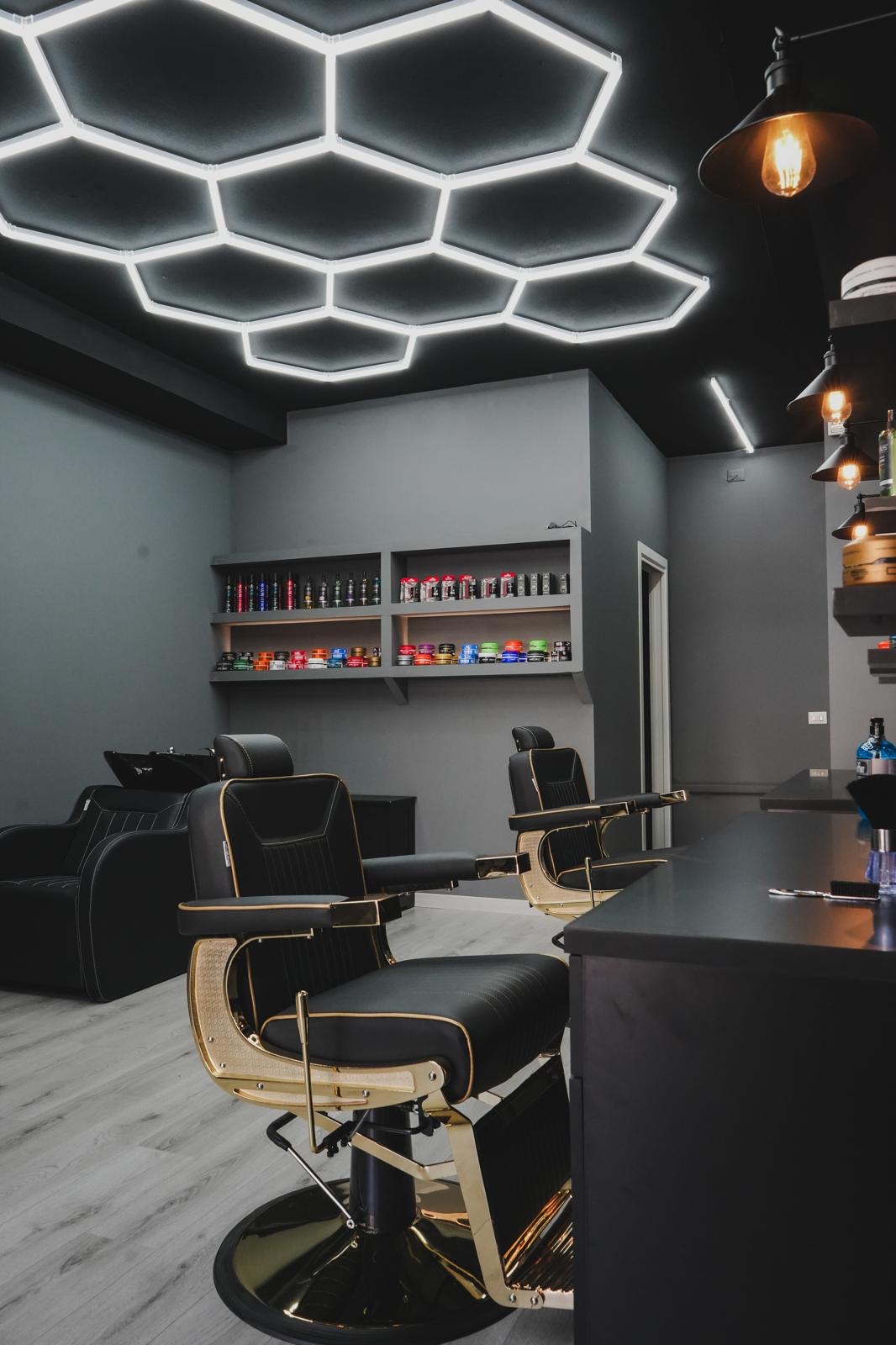 B&G Barber Shop — luci esagonali e poltrone