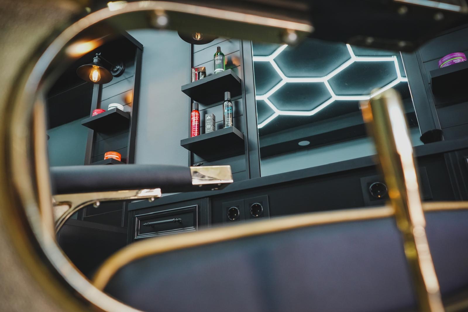 B&G Barber Shop — specchio con riflesso del locale